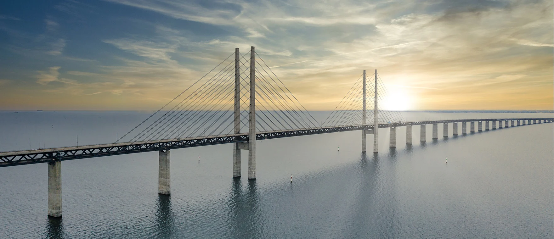 Vår och försommar vid Öresundsbron med påskägg. Utsikt mot Danmark.